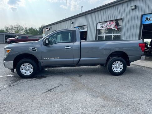 Used 2017 Nissan Titan SV image 4