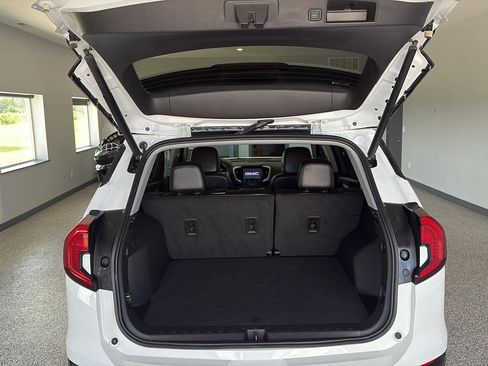 Used 2024 GMC Terrain SLT w/ Infotainment Package II AWD/4WD image 9