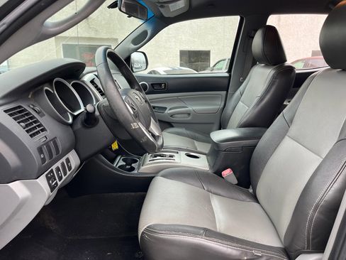 Used 2014 Toyota Tacoma 4x4 Double Cab w/ SR5 Package image 9