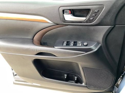 Used 2017 Toyota Highlander Limited w/ Carpet Mat Package FWD image 14