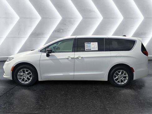 Used 2024 Chrysler Pacifica Touring-L FWD image 2