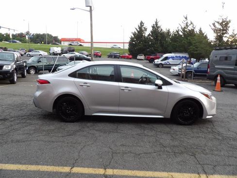 Used 2021 Toyota Corolla LE image 8