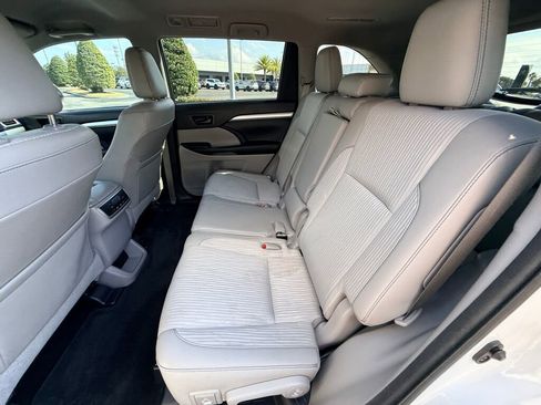 Used 2017 Toyota Highlander LE image 18