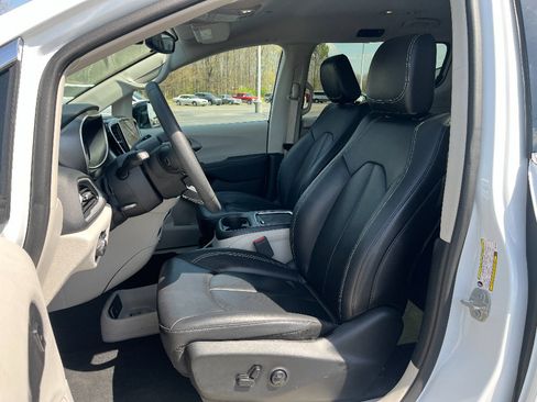 Used 2024 Chrysler Pacifica Touring-L image 35