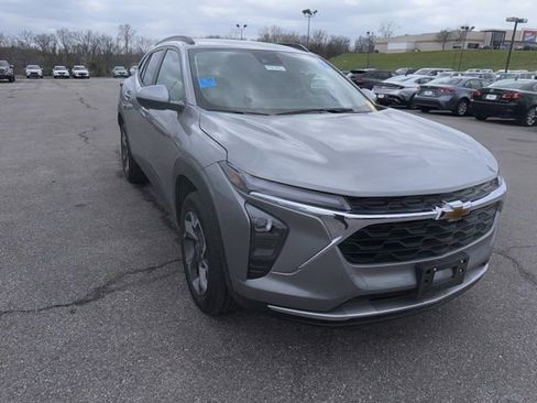 Used 2025 Chevrolet Trax LT w/ LT Convenience Package image 5