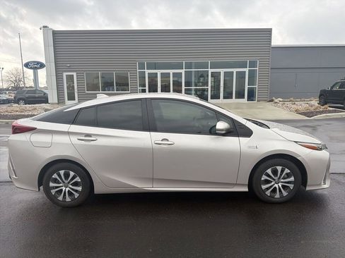 Used 2022 Toyota Prius Prime XLE image 8