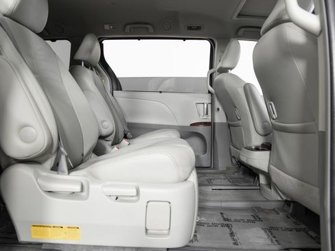 Used 2013 Toyota Sienna XLE image 24