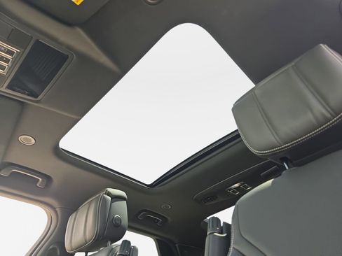 Used 2025 Land Rover Discovery Metropolitan Edition image 32