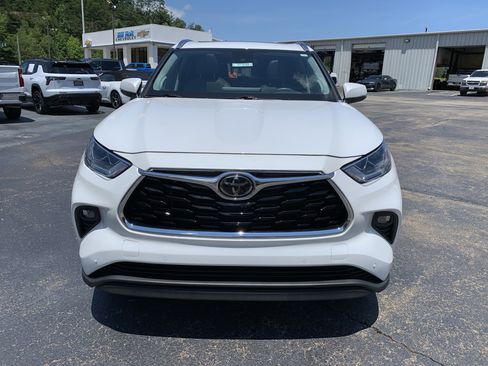 Used 2023 Toyota Highlander Limited FWD image 5