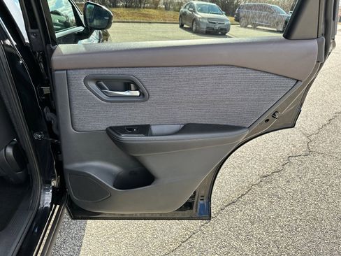 Used 2022 Nissan Rogue SV image 16