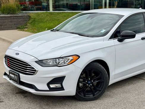 Used 2019 Ford Fusion SE w/ Equipment Group 151A FWD image 2