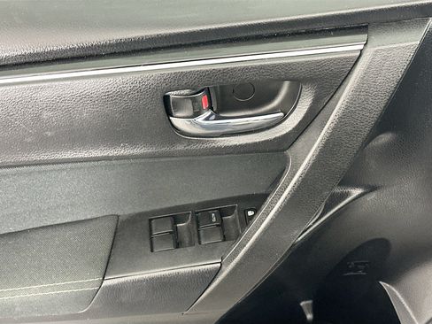 Used 2018 Toyota Corolla LE FWD image 15