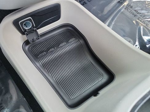 Used 2023 Chrysler Pacifica Touring-L FWD image 14