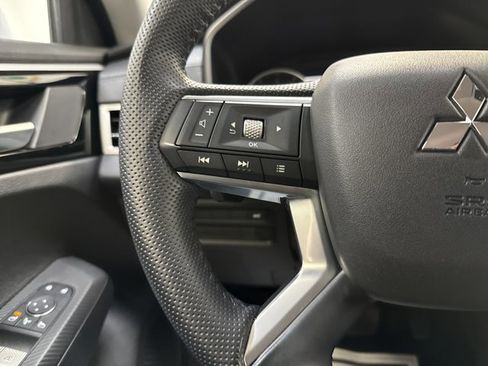 Used 2023 Mitsubishi Outlander SE image 17