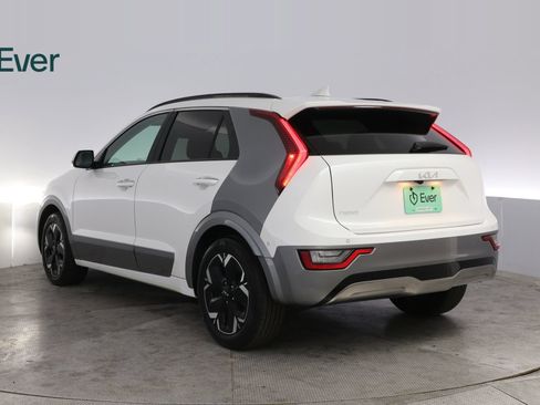 Used 2024 Kia Niro Wave w/ Wave Preserve Package FWD image 17