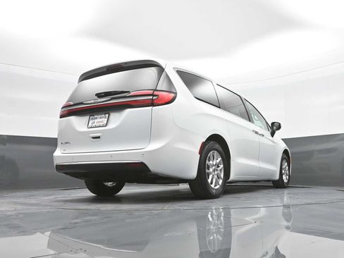 Used 2023 Chrysler Pacifica Touring-L FWD image 38