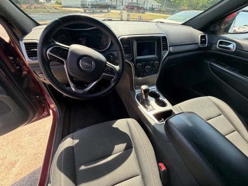Used 2019 Jeep Grand Cherokee Laredo AWD/4WD image 11