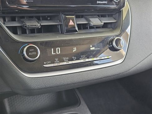 Used 2021 Toyota Corolla LE image 18