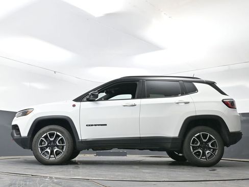 Used 2025 Jeep Compass Trailhawk AWD/4WD image 30