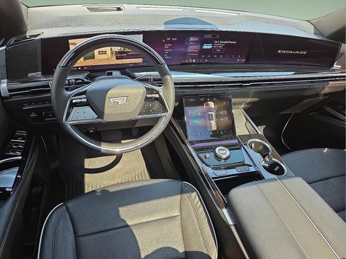 Certified 2025 Cadillac Escalade Premium Luxury w/ Touring Package AWD/4WD image 5