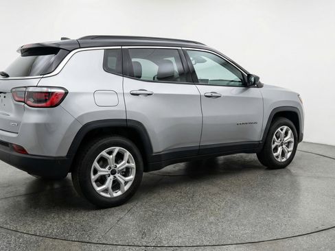 Used 2025 Jeep Compass Latitude AWD/4WD image 9