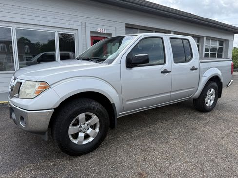 Used 2009 Nissan Frontier SE w/ SE Value Truck Pkg AWD/4WD image 1