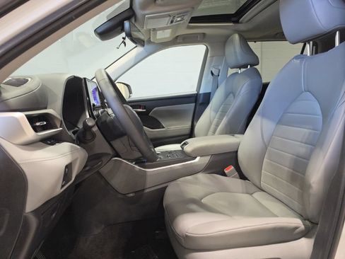 Used 2023 Toyota Highlander XLE AWD/4WD image 8
