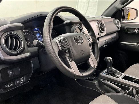 Used 2022 Toyota Tacoma w/ SR5 Package image 13