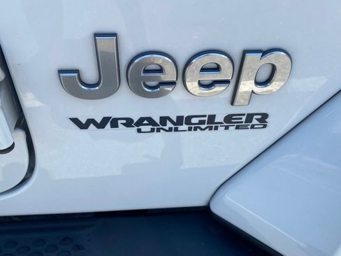 Used 2019 Jeep Wrangler Unlimited Sahara w/ Cold Weather Group AWD/4WD image 18