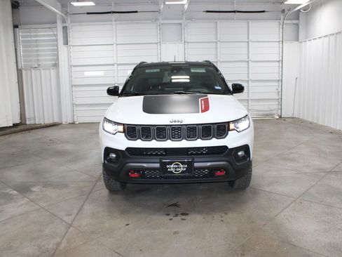 Used 2025 Jeep Compass Trailhawk image 3