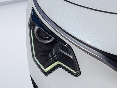 Used 2024 Kia Niro LX image 9
