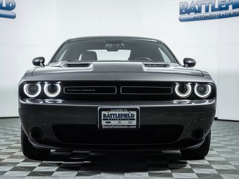 Used 2015 Dodge Challenger SXT image 2
