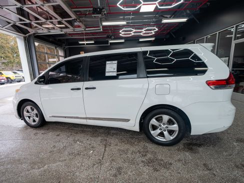 Used 2013 Toyota Sienna L image 2
