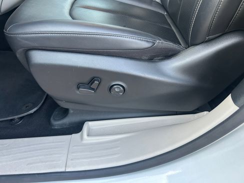 Used 2024 Chrysler Pacifica Touring-L image 18