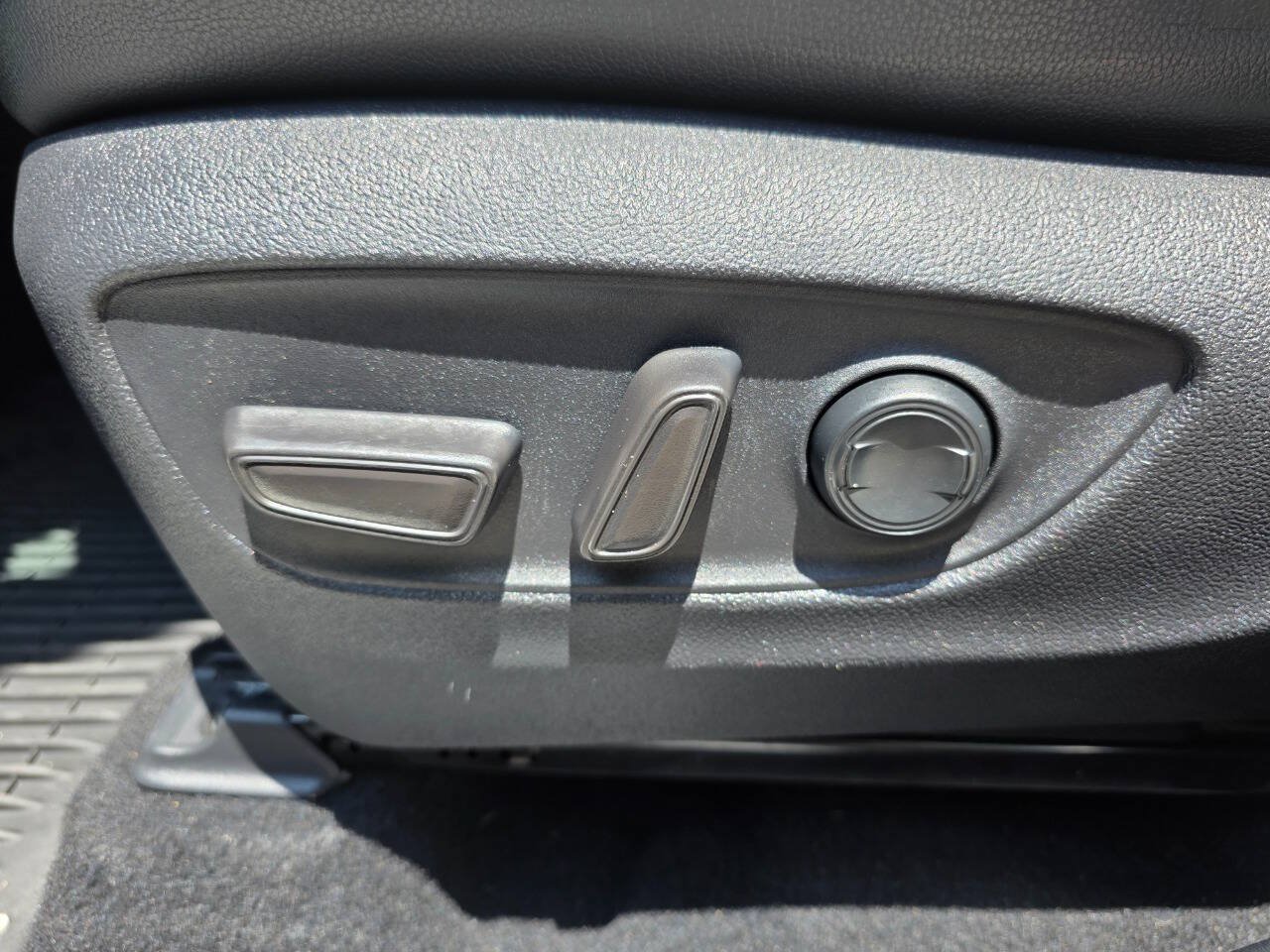 Used 2021 Toyota Highlander XLE AWD/4WD image 14