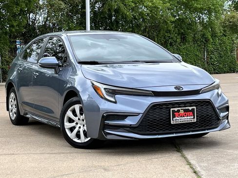 Used 2025 Toyota Corolla SE FWD image 2