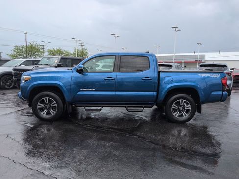 Used 2018 Toyota Tacoma TRD Sport image 2