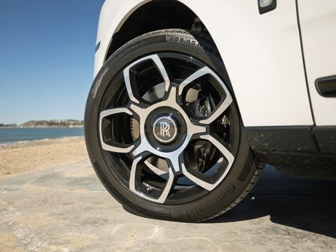 Used 2024 Rolls-Royce Cullinan Black Badge image 26