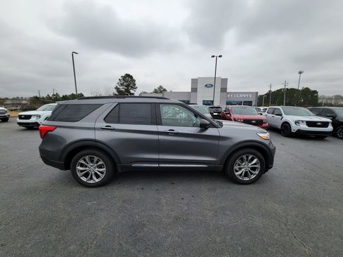 Used 2022 Ford Explorer XLT w/ Equipment Group 202A image 6