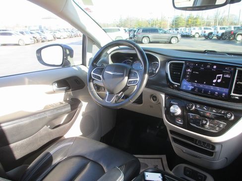 Used 2021 Chrysler Pacifica Touring-L image 22