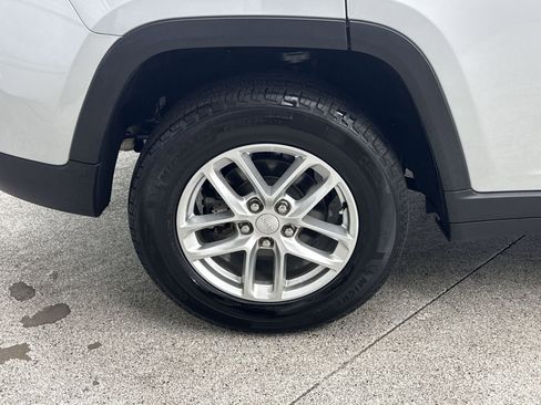 Used 2024 Jeep Grand Cherokee Laredo X w/ Trailer Tow Package image 40