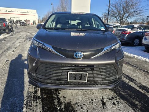 Used 2024 Toyota Sienna LE image 9