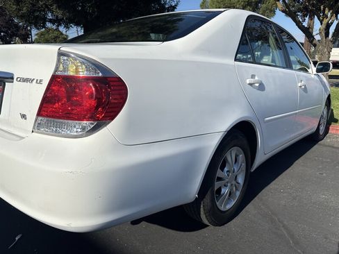 Used 2005 Toyota Camry LE FWD image 12