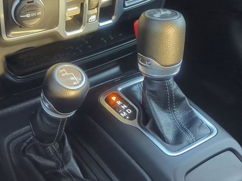 Used 2025 Jeep Wrangler Sahara image 19