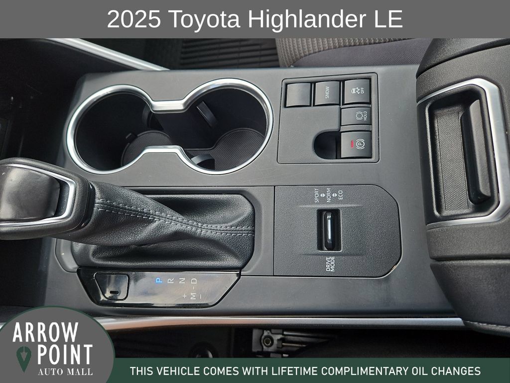 Used 2025 Toyota Highlander LE FWD image 28