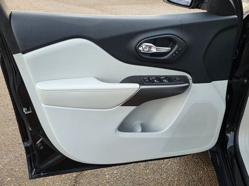 Used 2020 Jeep Cherokee Limited w/ Technology Group image 22