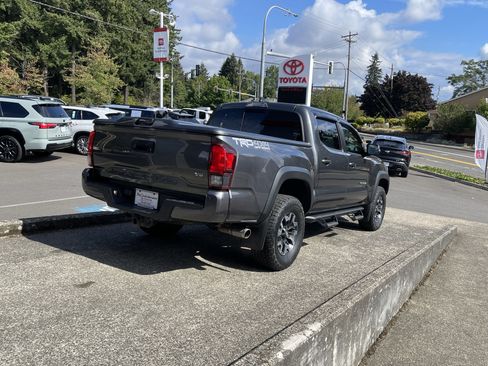 Used 2018 Toyota Tacoma TRD Off-Road w/ Technology Package AWD/4WD image 7