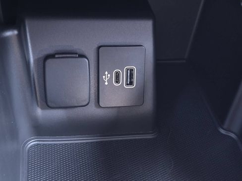 Used 2025 Ford Explorer Active AWD/4WD image 30