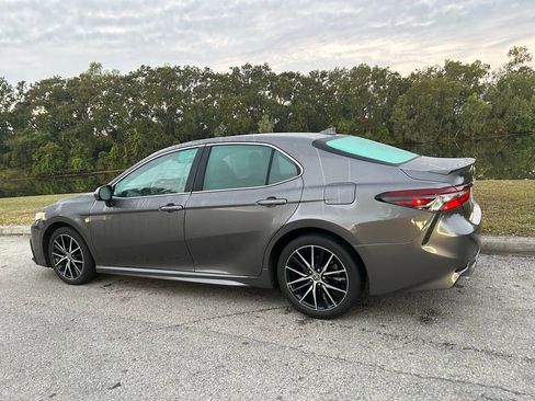Used 2021 Toyota Camry SE image 3