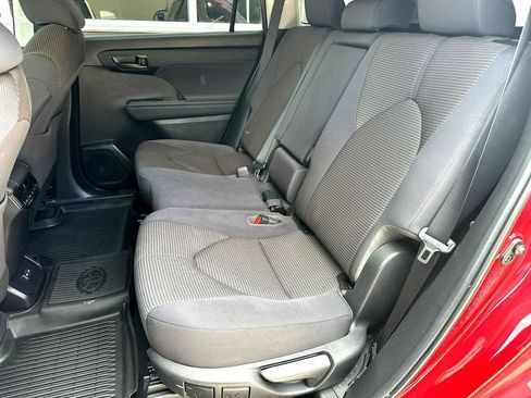 Used 2022 Toyota Highlander LE AWD/4WD image 16